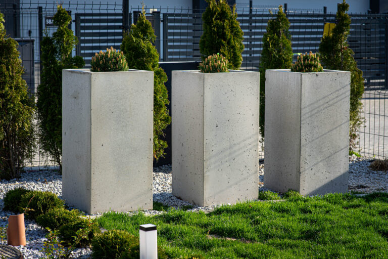 Donice betonowe w ogrodzie